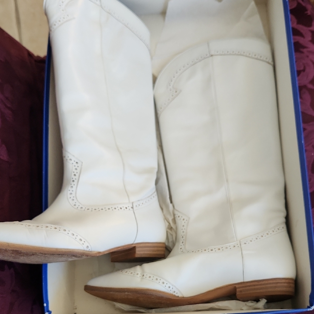 Elegant White Heeled Boots with Textured Design and Rounded Toe